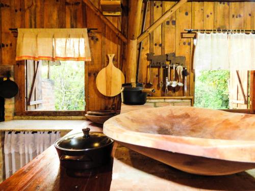 um amplo quarto de madeira com uma grande banheira de madeira em Rancho do Lucas - Cabana e Chalé em São Bento do Sul