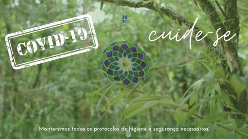康布里的住宿－Casa Bacarirá - Floresta com Yoga e Café da Manhã Vegano，树上挂着的标语和球