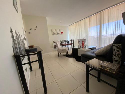 a living room with a couch and a table at Apartamento Puerto Velero Tongoy in Puerto Velero