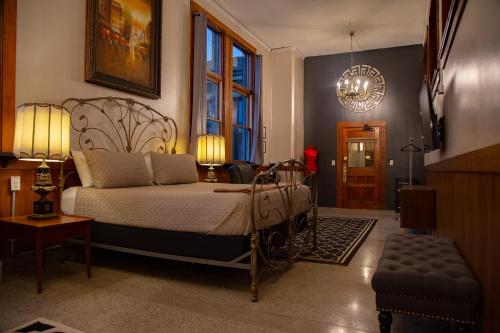 um quarto com uma cama e um lustre em School 31 Lofts em Rochester