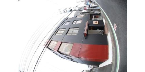um comboio sentado ao lado de um edifício em Saitama Kyodo Building - Vacation STAY 02388v em Saitama
