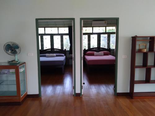 a room with two mirrors and a room with a bed at Green Home by Canal in Ban Tha Long Hip