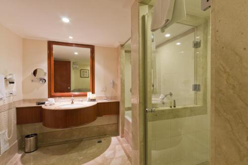 W łazience znajduje się umywalka i prysznic. w obiekcie The Accord Metropolitan w mieście Ćennaj