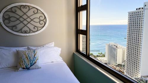 A bed or beds in a room at THE MAKAI SUITE at THE WAIKIKI BANYAN