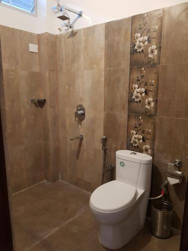 un baño con inodoro y ducha en Hotel Seagull, en Aberdeen