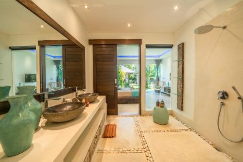 Villa Lilis – Amazing Contemporary 4 bdr villa in Seminyak