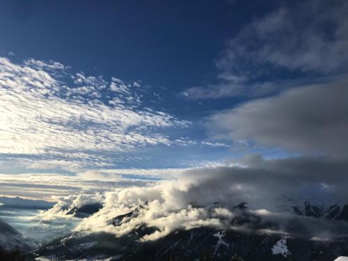 a cloudy sky with a mountain range in the background at Studio Clausen Kurt in Ernen