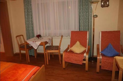 ein Esszimmer mit einem Tisch und Stühlen sowie einem Tisch und Stühlen in der Unterkunft Haus Gramespacher in Bad Bellingen