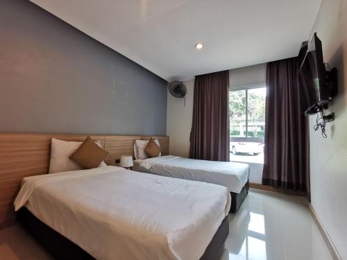 Tempat tidur dalam kamar di Smile Resort Sriracha