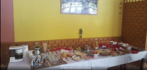 une table avec des assiettes de nourriture au-dessus dans l'établissement Hani Zemenou, à Arachova