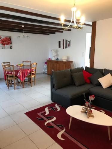 un salon avec un canapé et une table dans l'établissement GITE DE FRANCE 