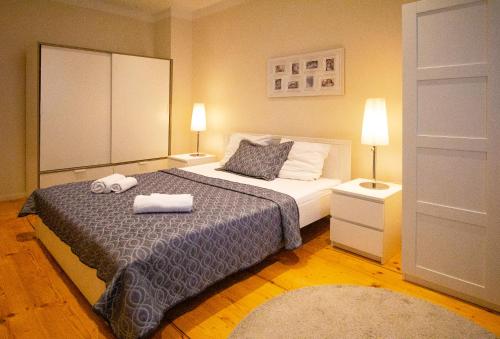 ein Schlafzimmer mit einem Bett mit zwei Handtüchern darauf in der Unterkunft Cozy Domicile Leipzig Center South in Leipzig