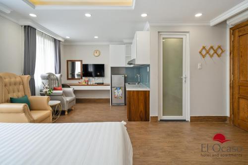 a room with a kitchen and a living room at El Ocaso Hotel and Apartments in Ho Chi Minh City