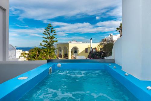 Bazén v ubytování The Muses of Santorini Private Jacuzzi Suites nebo v jeho okolí