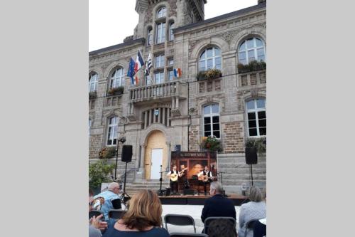 a group of people sitting in front of a building at Appartement Privé, Camping La Pointe in Châteaulin