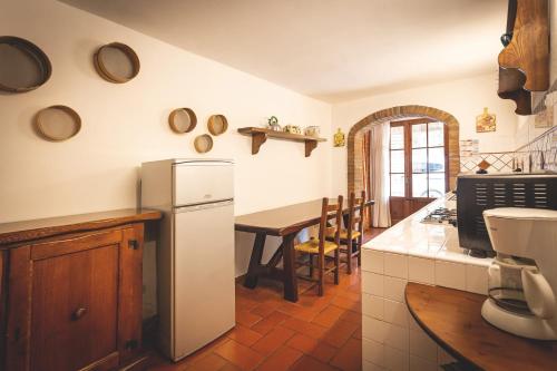 リパルベッラにあるTenuta Fontespadiniのキッチン(冷蔵庫、テーブル付)