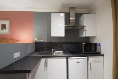 
A kitchen or kitchenette at Telford Whitehouse Studios & Apartments
