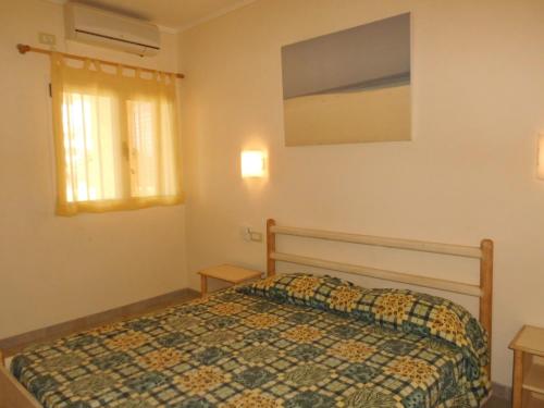 a bedroom with a bed and a window at Sun & Beach Holiday in Santa Maria