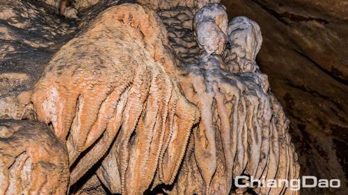 a close up of some rocks in a cave at Chinopuu Hut Homestay Muangkong ชิโนปู ฮัท โฮมสเตย์ เมืองคอง เชียงดาว in Mueang Khong