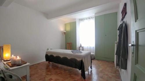 Een bed of bedden in een kamer bij Maison de Maître Des-Sens