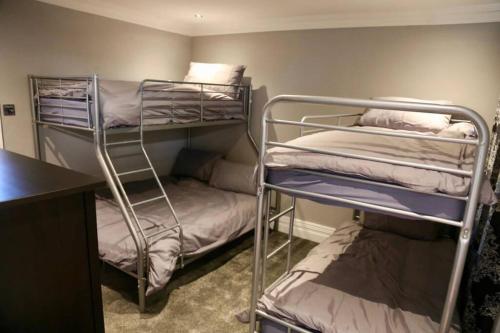 Двухъярусная кровать или двухъярусные кровати в номере Stunning 5 Bedroom House - The Officers House