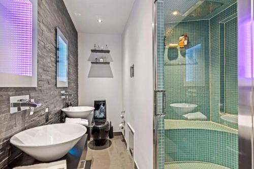 Ванная комната в Stunning 5 Bedroom House - The Officers House