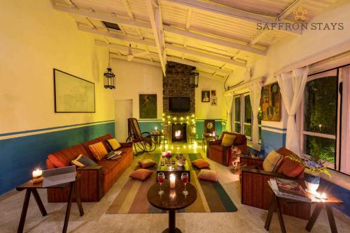 Posezení v ubytování SaffronStays Nandanvan Estate, Kodaikanal