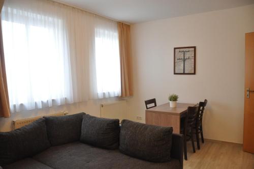 Ruang duduk di Ursprung Apartments