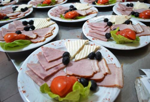 een hoop borden eten op een tafel bij Casa Magica Busteni in Buşteni