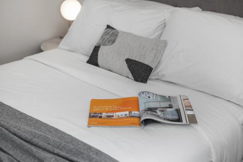 Ένα ή περισσότερα κρεβάτια σε δωμάτιο στο Sandy Hill Apartments by Ready Set Host