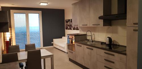 una cucina con una grande finestra con vista sulla città di Condominio La Torre 2 a Galliate