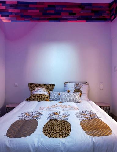 une chambre avec un lit avec un mur violet dans l'établissement Bel appartement AVIGNON CENTRE, à Avignon