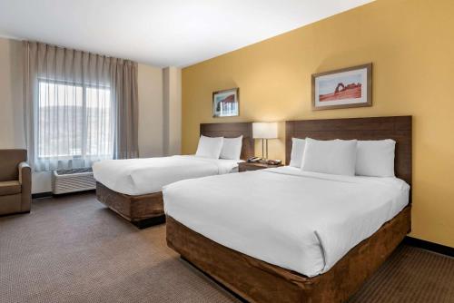 Ένα ή περισσότερα κρεβάτια σε δωμάτιο στο MainStay Suites Moab near Arches National Park