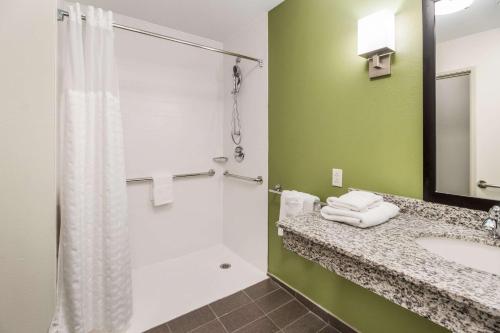 La salle de bains est pourvue d'une douche et d'un lavabo. dans l'établissement Sleep Inn, à Union City