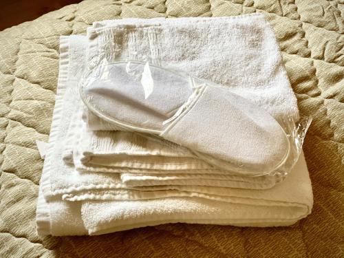 a pile of towels sitting on top of a bed at Chalet Wulli in der Nähe der Skianlagen Savognin in Savognin