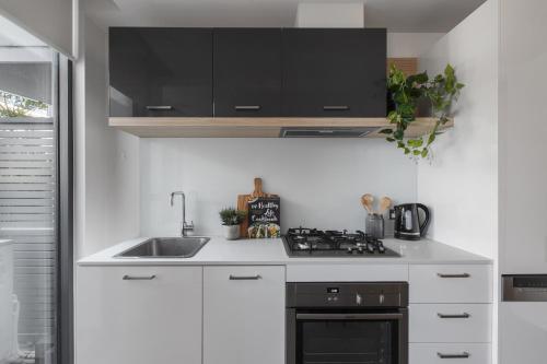 Η κουζίνα ή μικρή κουζίνα στο Sandy Hill Apartments by Ready Set Host