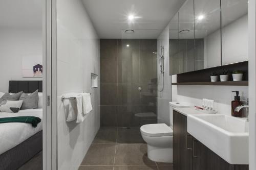 Ένα μπάνιο στο Sandy Hill Apartments by Ready Set Host