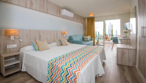 Un dormitorio con una cama con una manta de colores. en HOVIMA Panorama en Adeje