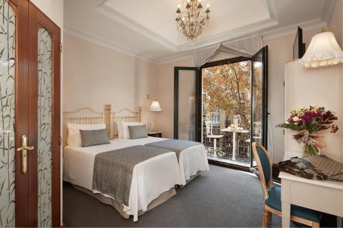 a hotel room with a bed and a balcony at Hotel Continental Barcelona in Barcelona