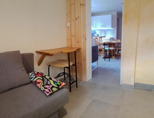 un salon avec un canapé et une table dans l'établissement Au Coeur Des Ecrins, à LʼArgentière-la-Bessée
