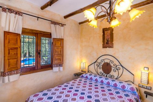 A bed or beds in a room at Cortijo la Loma de la Alpujarra