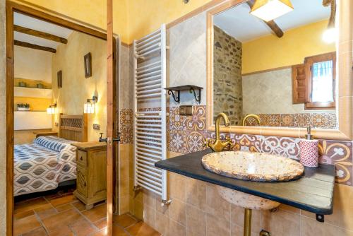 A bed or beds in a room at Cortijo la Loma de la Alpujarra