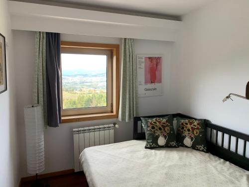 1 dormitorio con cama y ventana en Cavado's heights Braga, en Braga