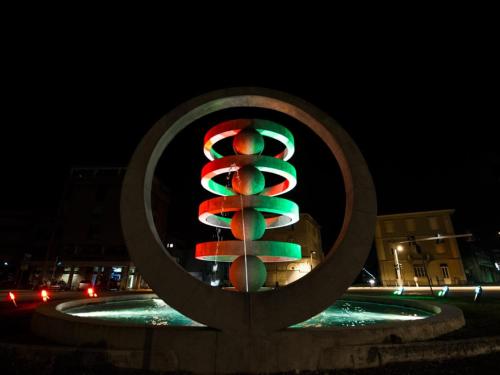 a sculpture of a traffic light in the night at IL MELOGRANO HOLIDAY COMO in Como