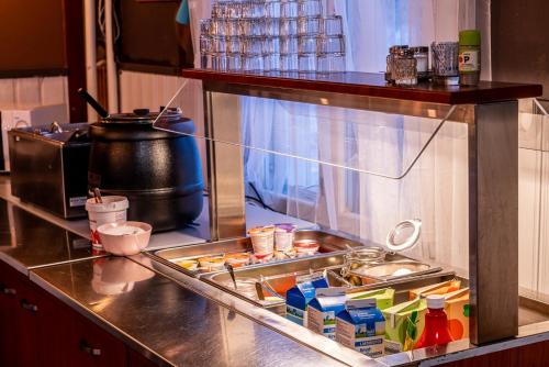 een keuken met een aanrecht en een gootsteen met eten erin bij Arctic Guesthouse & Igloos in Ranua