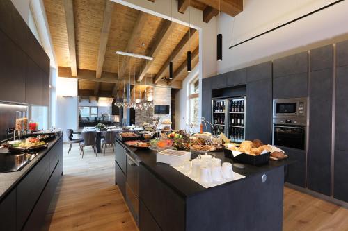 een grote keuken met een groot eiland met eten erop bij Chalet Blanc in Breuil-Cervinia