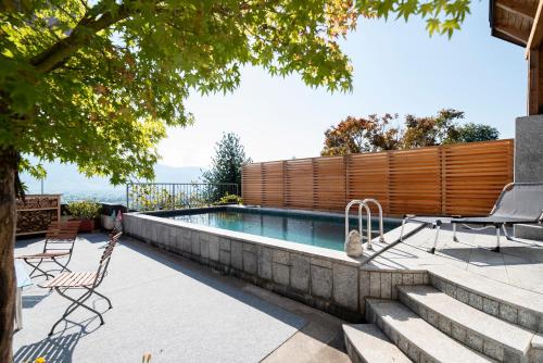 una piscina con 2 sillas y una valla en Hotel Frohe Aussicht, en Uznach