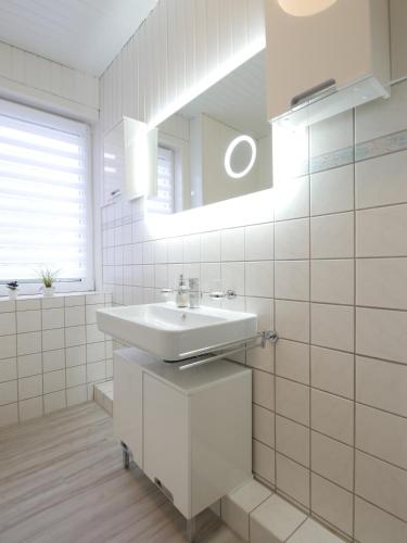 EUPHORAS - Modern eingerichtete Ferienwohnung mit 3 Schlafzimmern im Harz tesisinde bir banyo