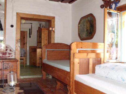 Poschodová posteľ alebo postele v izbe v ubytovaní Sedliacka drevenica