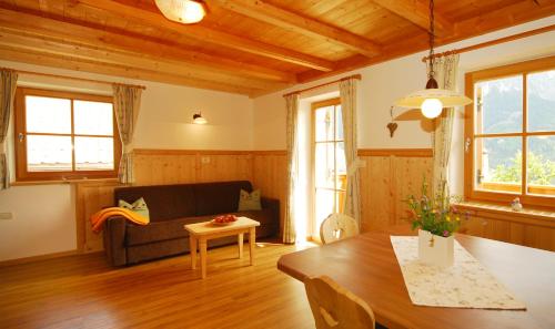 uma sala de estar com um sofá e uma mesa em Singerhof em Castelrotto